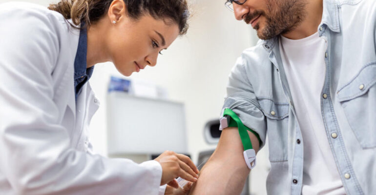 3 análisis de rutina que debes realizarte para cuidar tu salud