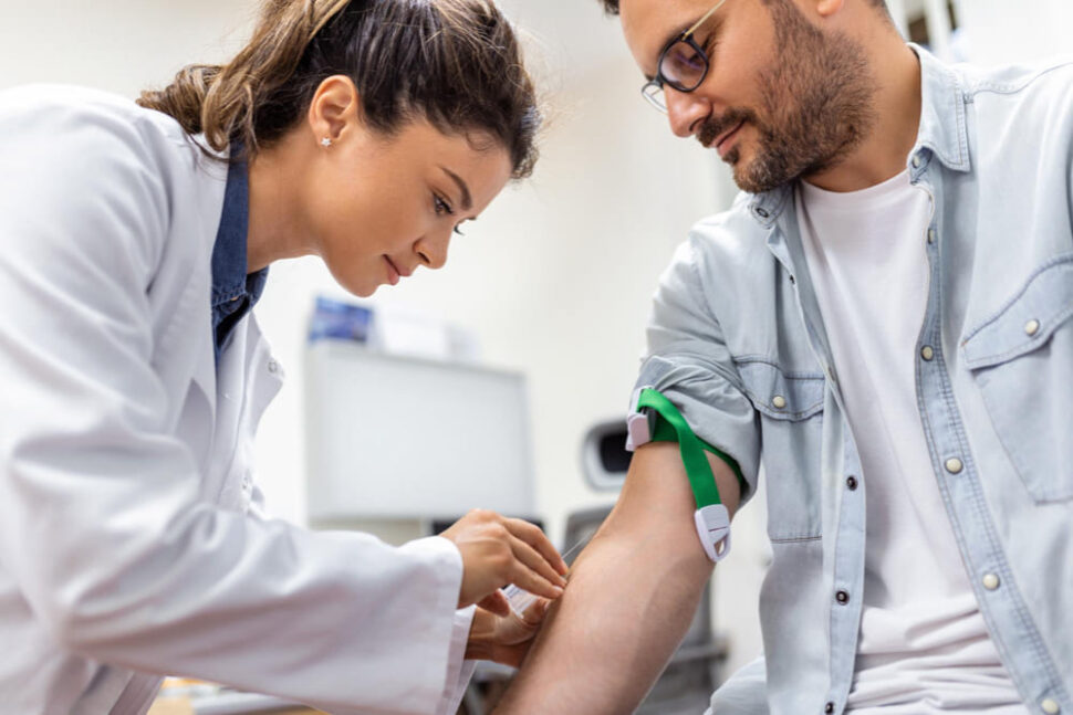 3 análisis de rutina que debes realizarte para cuidar tu salud